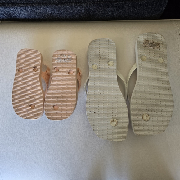 Mommy & Me Havaianas Kids Cow Print Flip Flops - Pink and White - Picture 4 of 5